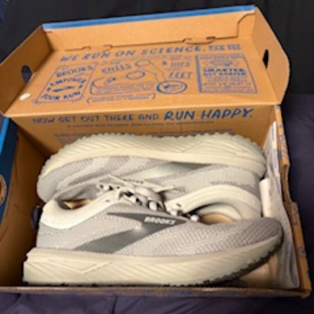 WOMEN'S BROOKS REVEL 7, GRAY, SIZE 8